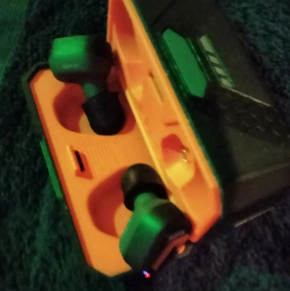 COPY - Klien Tools Bluetooth Earbuds wireless - Picture 4 of 6